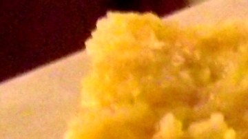 En el Cibao se le conoce como “torta de maíz”, y en otras zonas como yaniqueque.