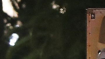 Policías cerca de una furgoneta, con su parabrisas acribillado, que chocó contra una multitud durante un espectáculo de fuegos artificiales en la ciudad de Niza, en Francia.