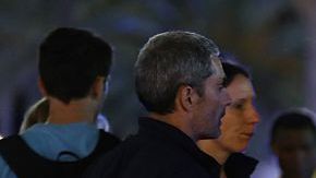 Paramédicos ayudan a una mujer lesionada a entrar en una ambulancia, tras la masacre ocurrida en Niza, Francia.