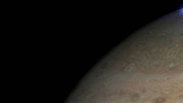 La NASA muestra las imágenes de las impresionantes auroras boreales que ocurren en Júpiter.