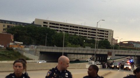 La policía de Baltimore detuvo a los participantes en una marcha contra la brutalidad policial que bloquearon una carretera.