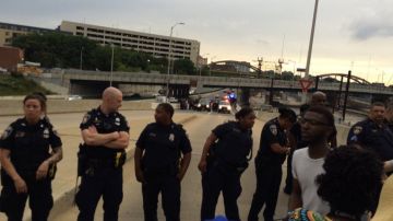 La policía de Baltimore detuvo a los participantes en una marcha contra la brutalidad policial que bloquearon una carretera.