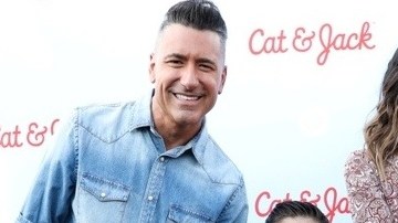 Jorge Bernal y Bárbara Bermudo junto a sus respectivas familias en el lanzamiento de la línea de ropa infantil Cat & Jack