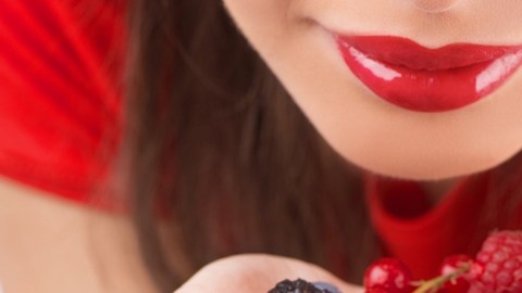 Las moras, fresas, frambuesas, cerezas, arándanos azules y otras frutas de esta categoría ayudan a combatir la vejez por sus poderosos antioxidantes.