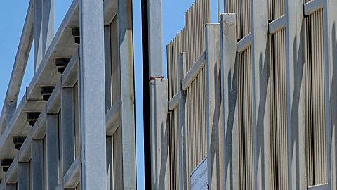 Más de mil kilómetros de muro ya existen en la frontera entre México y EEUU.