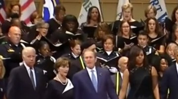 Laura Bush intentó calmar a su marido sin éxito.