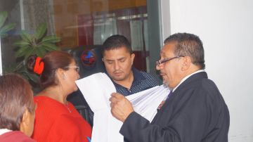 Carlos Mata sostiene uno de los documentos de defensa de violencia homicida.