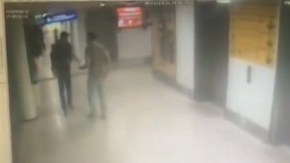 El oficial se encuentra grave en el hospital.