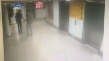 El oficial se encuentra grave en el hospital.