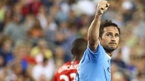 Frank Lampard festeja tras anotarle al Revolution.