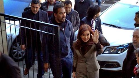 Cristina Kirchner llegó a Comodoro Py por una puerta lateral, 10 minutos antes de lo previsto.