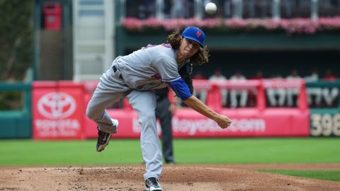 Jacob deGrom lanzó ayer el primer juego completo de su carrera.