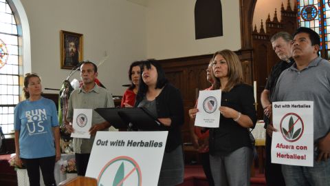 La activista de LULAC del Condado de Lake, Julie Contreras (centro) en conferencia en la Iglesia Metodista Lincoln en Pilsen junto a exdistribuidores de Herbalife que fueron afectados.