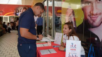 El joven puertorriqueño Anibal Acosta Alicea, estudiante del FTC, aprovechó el evento ‘Proceso Político 101’ para registrarse para votar.