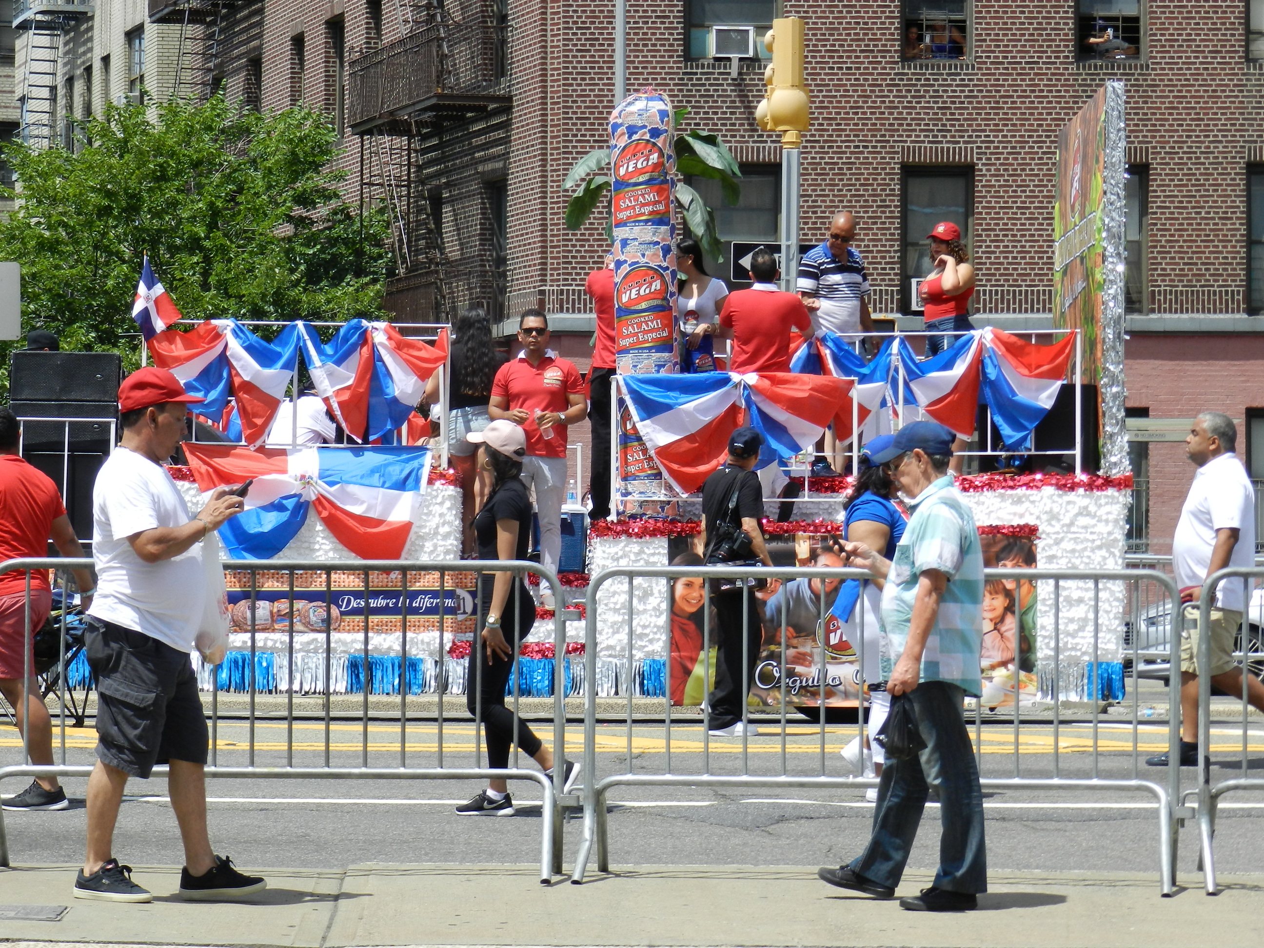 ¡Vuelve la Gran Parada Dominicana de El Bronx con más fuerza que nunca ...