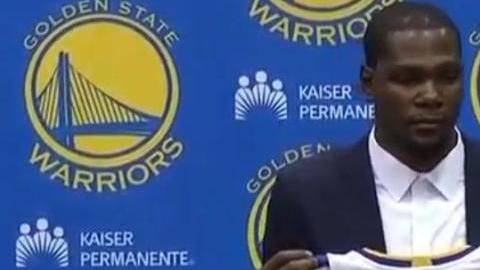 Kevin Durant y su nuevo jersey con los Warriors de Golden State