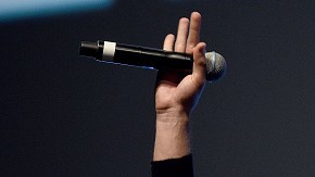Alden Ehrenreich en el momento de entrar al escenario del Star Wars Celebration en Lodres.