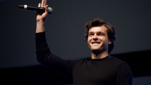 Alden Ehrenreich en el momento de entrar al escenario del Star Wars Celebration en Lodres.