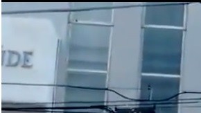 El sujeto se subió a los postes de luz.