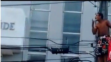 El sujeto se subió a los postes de luz.