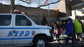 NYPD patrullando una escuela/Archivo.