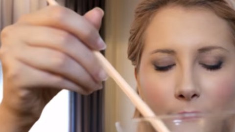 Los videos intentan crear espacios alternos a la realidad.