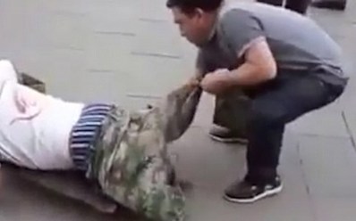 El sujeto se movía en una bandeja con ruedas.