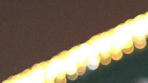 Un manifestante sostiene una pancarta con imágenes del primer ministro turco, Recep Tayyip Erdogan (c) y el clérigo turco con sede en EEUU Gülen (i) durante una manifestación contra el gobierno el 30 de diciembre de 2013 en Estambul.