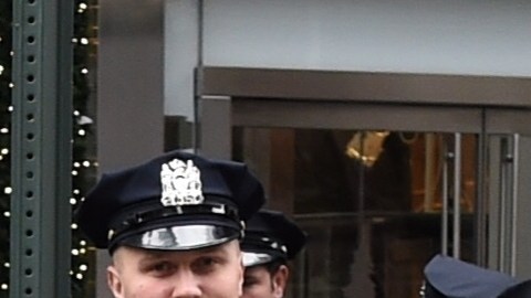 La propuesta permite a los civiles hacer videos de los oficiales.