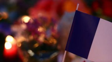 bandera y velasImage copyrightGETTY IMAGES
Image caption
Las flores y velas consumiéndose en las calles de Francia y las banderas a media asta se han vuelto imágenes de una frecuencia estremecedora.