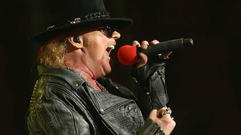 Axl Rose bromeó en el escenario sobre la posesión de la pistola, asegurando que no era suya.