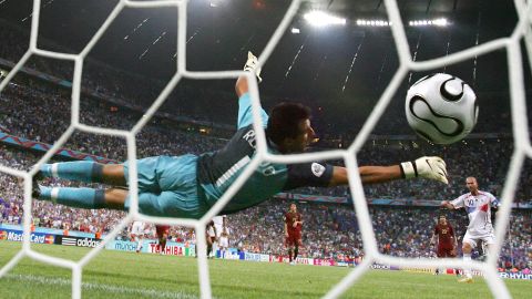 Zidane vence a Ricardo durante la Copa del Mundo 2006.