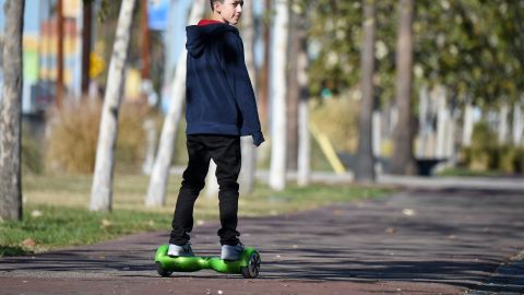Se han registrado numerosos accidentes con los patinetes 'hoverboards' al explotar las baterías por recalentamiento.