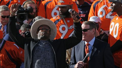 Von Miller, de sombrero, fue el MVP del Super Bowl 50.