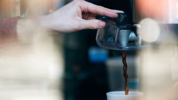 Una cucharada de cafeína en polvo es comparable a ingerir aproximadamente 28 tazas de café.