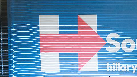 Partidarios de Hillary Clinton hacen llamadas telefónicas en una oficina de campaña para alentar a los votantes en Carolina del Sur.