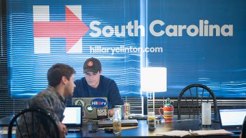 Partidarios de Hillary Clinton hacen llamadas telefónicas en una oficina de campaña para alentar a los votantes en Carolina del Sur.