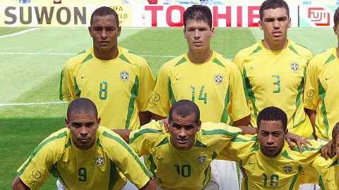 Edilson es el último abajo a la derecha. La foto data de 2002 y es del partido de la 'Canarinha' ante Costa Rica en Suwon, Corea del Sur.