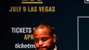 Jon Jones lo volvió a hacer. Daniel Cormier está muy triste por no poder pelear el sábado.