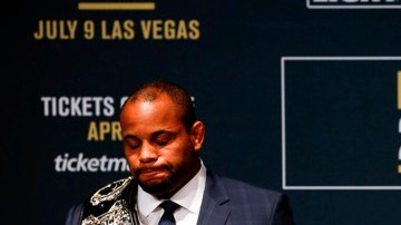 Jon Jones lo volvió a hacer. Daniel Cormier está muy triste por no poder pelear el sábado.