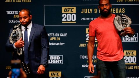 Jon Jones lo volvió a hacer. Daniel Cormier está muy triste por no poder pelear el sábado.