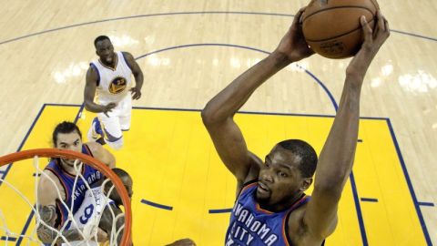 Kevin Durant en acción contra los Warriors en los playoffs. Ahora vestirá el uniforme de Golden State.