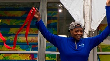 Los judokas congoleses  Yolande Mabika y Popole Misenga posan con la atleta paralímpica Terezinha Guilhermina en Río de Janeiro, Brasil.