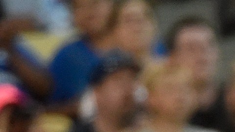 Yasiel Puig, vistiendo el uniforme conmemorativo del Día de Independencia, anota en hit de Chase Utley en la cuarta entrada.