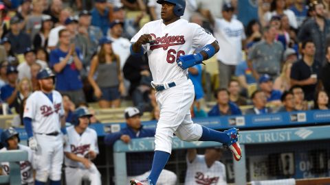 Yasiel Puig, vistiendo el uniforme conmemorativo del Día de Independencia, anota en hit de Chase Utley en la cuarta entrada.