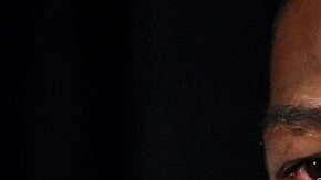 Jon Jones llora durante una conferencia de prensa el jueves en Las Vegas para hablar sobre una violación de dopaje que le causó salir de la función UFC 200.