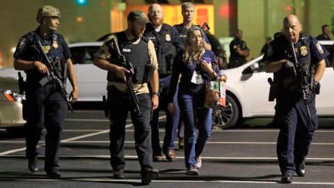 Las autoridades dicen que el ataque estaba dirigido contra los policías.
