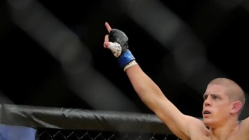 Lauzon festeja luego de que el réferi detuvo el combate.