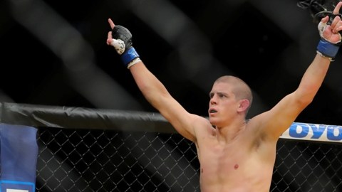 Lauzon festeja luego de que el réferi detuvo el combate.