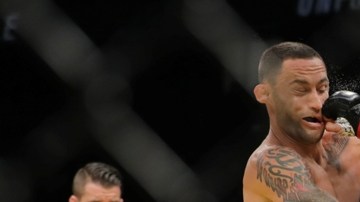 Aldo conecta un derechazo al rostro de Edgar.